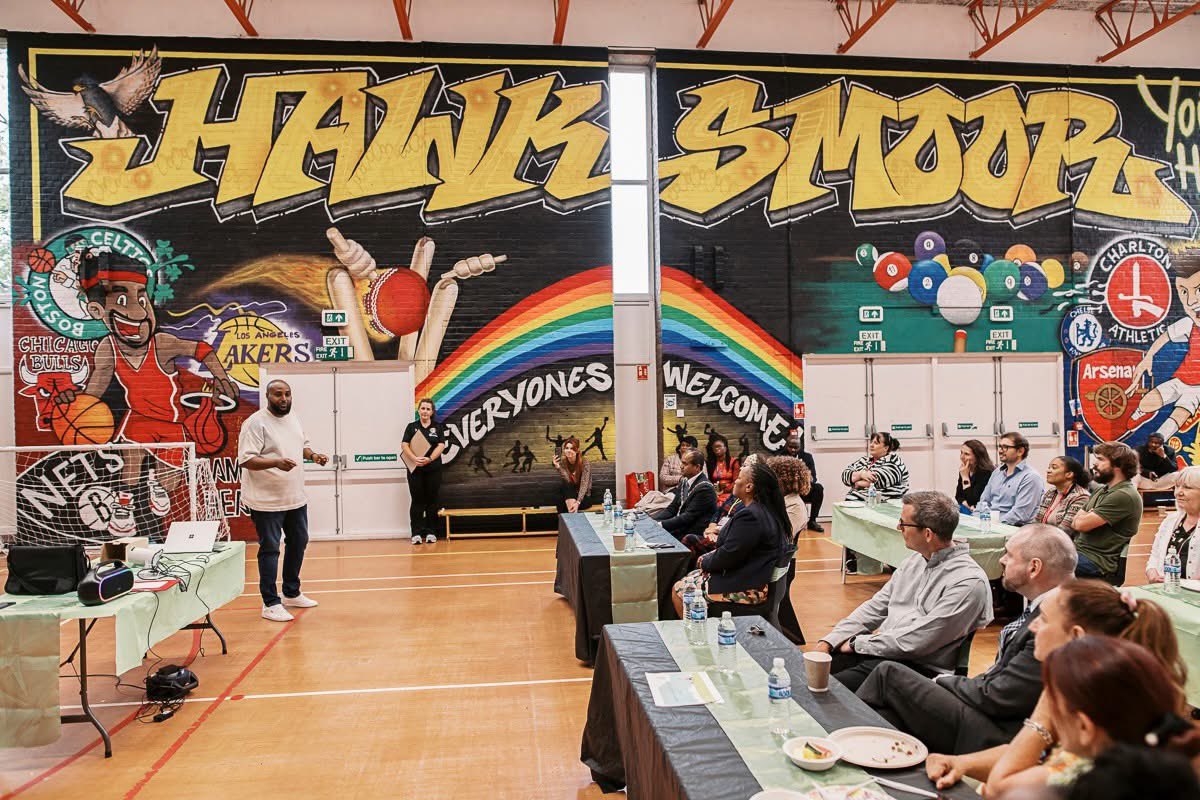adel_khaireh's tweet image. We celebrated the refurbishment of the Hawksmoor Youth Hub in Thamesmead, thanks to our investment! 👷🤝 This beloved center now offers more opportunities for local youth with improved facilities, including upgraded rooms, new outdoor features, and a busy activity schedule. 🏀🎨