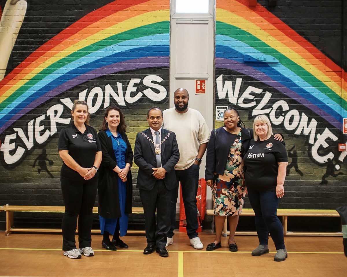 adel_khaireh's tweet image. We celebrated the refurbishment of the Hawksmoor Youth Hub in Thamesmead, thanks to our investment! 👷🤝 This beloved center now offers more opportunities for local youth with improved facilities, including upgraded rooms, new outdoor features, and a busy activity schedule. 🏀🎨