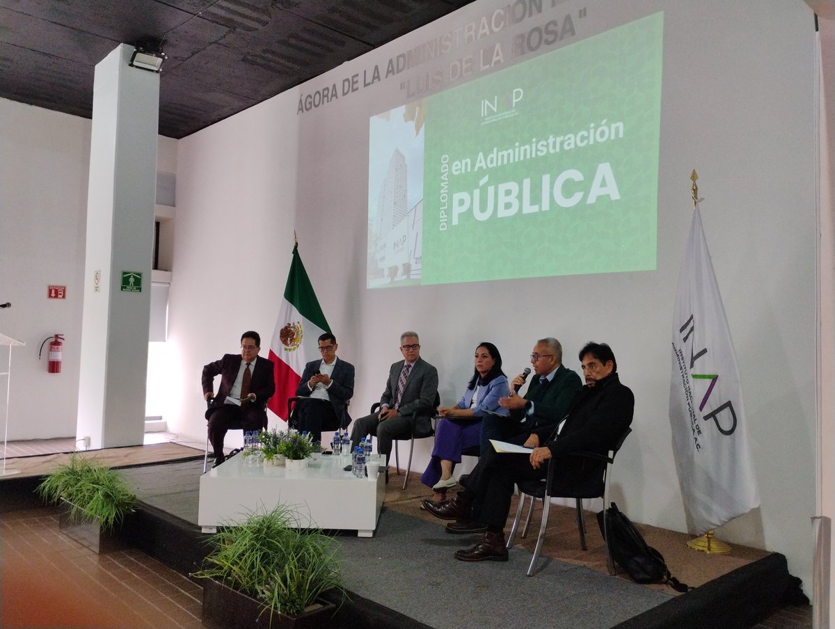 inap_mx's tweet photo. 1er participante 
📍 Dra. Amparo Brindiz
“Se necesita iniciativa, resiliencia y pensamiento crítico para adoptar nuevas tecnologías en la gestión pública.”

2do participantes 
📍 Mtro. Miguel Ángel Zamarrón
“Las crisis de los 80 y las reformas del 2000 cambiaron el rumbo del gobierno. Hoy, el reto es visualizarnos en un nuevo modelo.”

3er participante 
📍 Mtro. Aldo Muñoz
“Estamos en un periodo de transición confuso. ¿Cómo aprovechar la IA cuando la información está fragmentada entre instituciones?”

4arto participante 
📍 Dr. Salvador Castro
“La IA no debe excluirnos, sino empoderarnos. Usemos la tecnología para transformar empleos en favor del bien común.”

5nto Participante 
📍 Dr. Rafael Enrique Valenzuela
“Surge un nuevo régimen. El poder se recentraliza y se tejen nuevas alianzas. ¿Hacia dónde va la administración pública?”

💡 Profesionalización, digitalización y enfoque ético son los nuevos pilares de la administración pública.