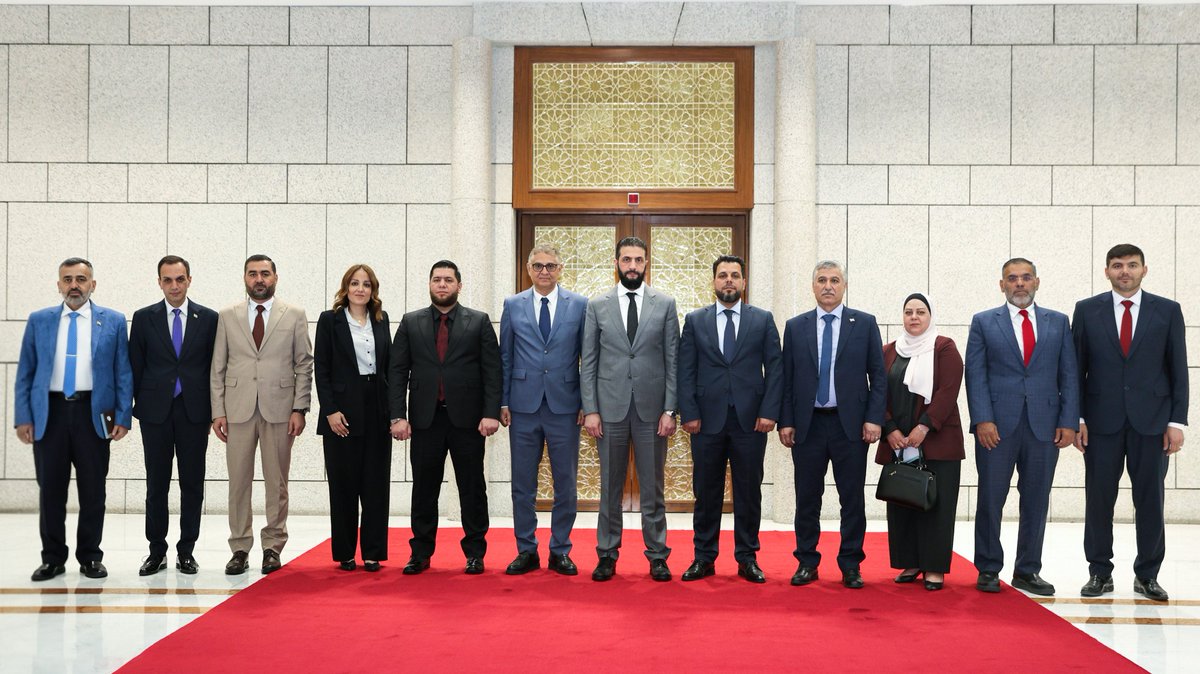 اجتمع رئيس الجمهورية العربية السورية السيد أحمد الشرع بأعضاء اللجنة العليا لانتخابات مجلس الشعب، وذلك في قصر الشعب بدمشق

#رئاسة_الجمهورية_العربية_السورية