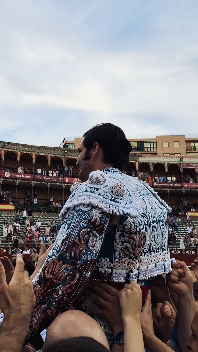 TercioQuites's tweet photo. Y entonces los 400 kilómetros de ida y los 400 de vuelta son como dos caminatitas (que no se me mosquee el que conduce). Gracias, Morante. Gracias a mis amigos que hacen posible seguirlo a donde haga falta. https://t.co/W5JVxVEFLK