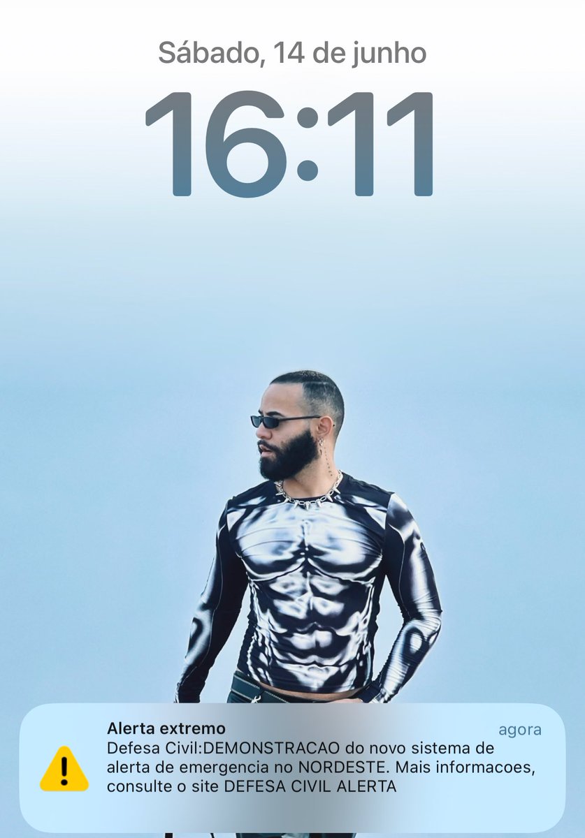 Tomei o maior susto da minha vida agora, acordei pulando da cama com esse alerta e o celular fazendo um barulho imenso kkkkkkk