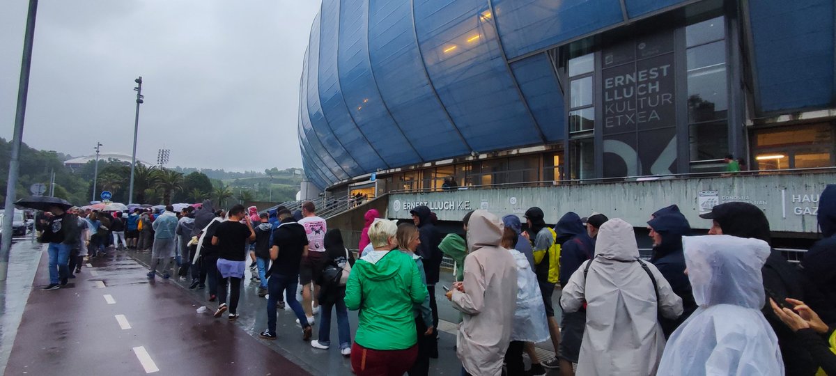 Kontzertura sartzeko hilara amaigabeak. Antolaketa👎
Pistara goazen milaka kalean gaude.
<a href="/muguruzafm/">Fermin Muguruza</a>