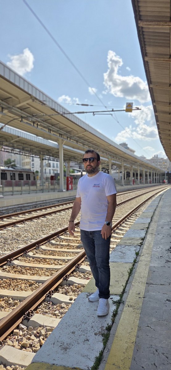 Ömür bir tren,hayatsa raylar..
Garda başlar serüvenin..
Kararların duraklar..
Bazen geç kalırsın tren kaçar..
Bazen yanlış binersin inemezsin..
Raylar bozulur,tren yan yatar..
Ne gidecek durak kalır
Ne treni taşıycak raylar
Ve birde zamanı geçmiş biletler
Geç kalınmış duraklar...