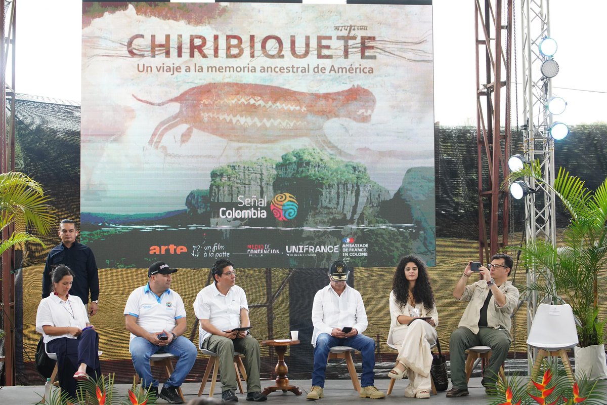 HOLLMANMORRIS's tweet photo. A esta hora junto al presiente @petrogustavo, la ministra de cultura @KadamaniYannai, el director Juan José Lozano, la directora del ICANH @alhena_caicedo  y autoridades locales, presentamos Chibiriquete - Un viaje a la memoria ancestral de América.

Les invito sintonizar en este momento @SenalColombia para ver este documental científico.

#ChibiriqueteXSeñal.