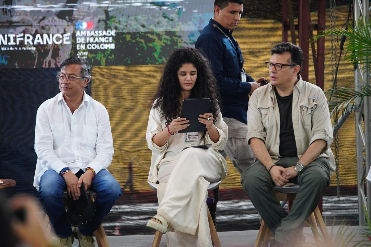 HOLLMANMORRIS's tweet photo. A esta hora junto al presiente @petrogustavo, la ministra de cultura @KadamaniYannai, el director Juan José Lozano, la directora del ICANH @alhena_caicedo  y autoridades locales, presentamos Chibiriquete - Un viaje a la memoria ancestral de América.

Les invito sintonizar en este momento @SenalColombia para ver este documental científico.

#ChibiriqueteXSeñal.
