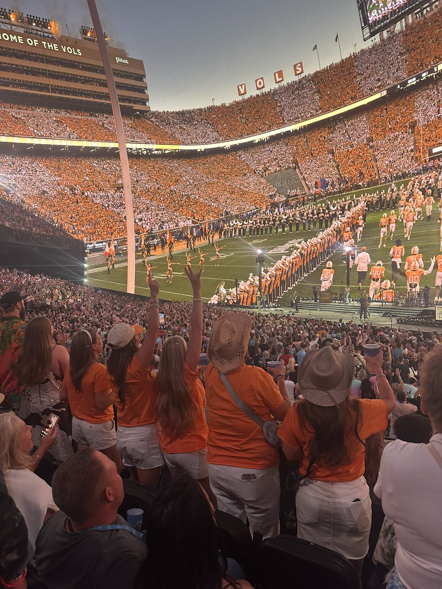 utvol5's tweet photo. We went back!! Most epic night @kennychesney!! @Vol_Football @SphereVegas #partyof5 https://t.co/5hax6gk3rg