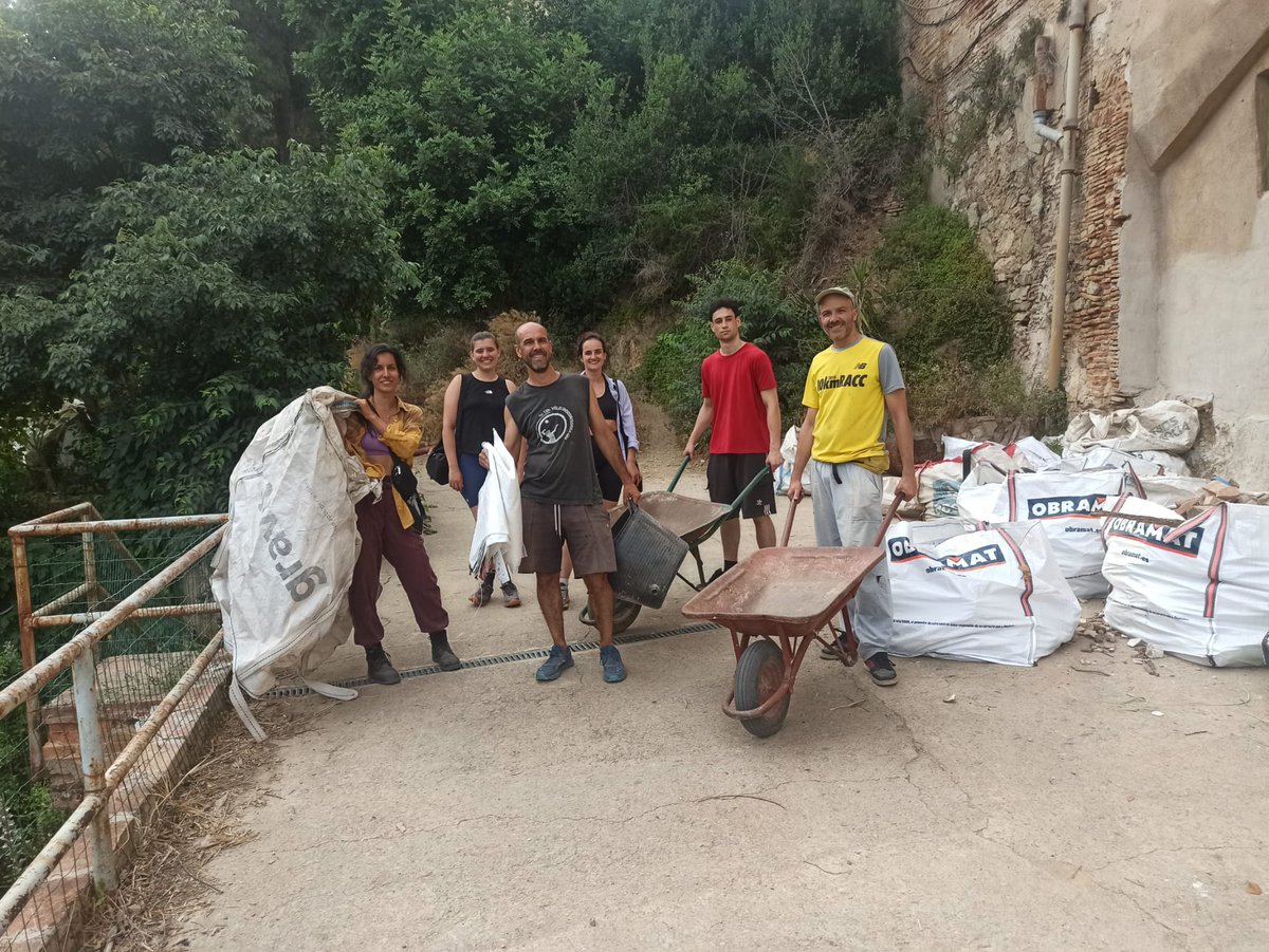 Patrici Ivan (@vidalivita76648) on Twitter photo 2n torn de neteja a l'abocador de Sant Llatzer, silenci institucional, acció i autogestió de veïnes i Ecologistes. Orgull. SALUT-TERRA-FUTUR
<a href="/9B_No_abocadors/">CollserolaSenseAbocadors</a> <a href="/canmasdeu/">Can Masdeu</a> 2n torn de neteja a l'abocador de Sant Llatzer, silenci institucional, acció i autogestió de veïnes i Ecologistes. Orgull. SALUT-TERRA-FUTUR
<a href="/9B_No_abocadors/">CollserolaSenseAbocadors</a> <a href="/canmasdeu/">Can Masdeu</a>