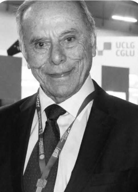 Acompaño de corazón a la familia del Dr. Eduardo Aldana, un hombre que dedicó su vida al servicio del Tolima como gobernador, y a la educación del país desde la rectoría de la Universidad de los Andes.

Sin duda alguna, se ha ido un colombiano ejemplar, respetado por su