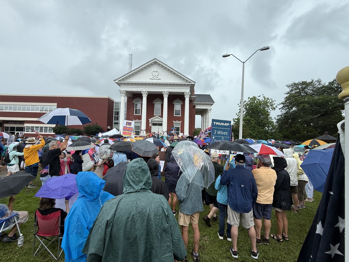 A very large crowd gathers at tiny #Beaufort,NC’s #NoKings rally, not the least bit discouraged  by the  stormy weather and very much committed to fighting for our #democracy. ⁦<a href="/IndivisiblesNC/">IndivisiblesNC</a>⁩ #ncpol