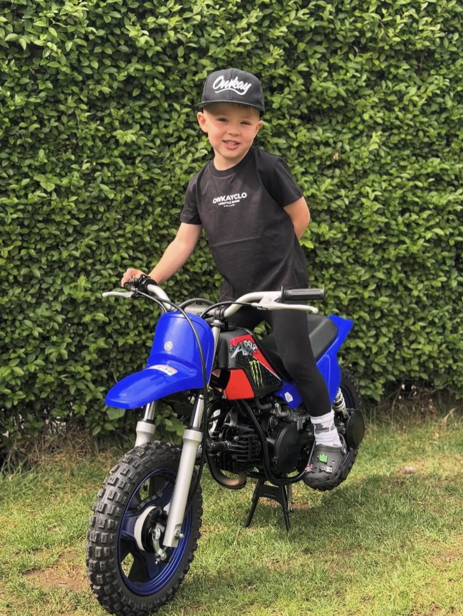 Weekend sends ready with Albie ✊🏻

Rocking our kids snapback and brand tee available in our sale with 50% off 🏷️ Only 2 left!

owkayclothing.com/collections/sa…