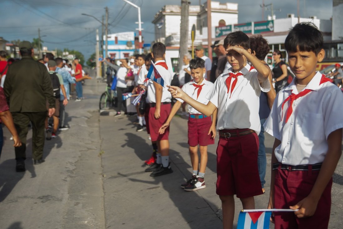 VanguardiaCuba's tweet photo. 🇨🇺 🧵 Con la tradicional peregrinación desde el Parque Maceo hasta la Plaza de la Revolución Ernesto Che Guevara, pioneros y trabajadores santaclareños conmemoraron hoy los aniversarios 180 del natalicio del Titán de Bronce y 97 del Guerrillero Heroico.

#JuntosPorVillaClara https://t.co/BRlLIBBGB3