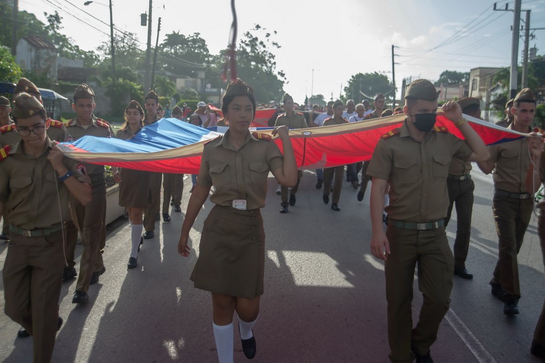 VanguardiaCuba's tweet photo. 🇨🇺 🧵 Con la tradicional peregrinación desde el Parque Maceo hasta la Plaza de la Revolución Ernesto Che Guevara, pioneros y trabajadores santaclareños conmemoraron hoy los aniversarios 180 del natalicio del Titán de Bronce y 97 del Guerrillero Heroico.

#JuntosPorVillaClara https://t.co/BRlLIBBGB3