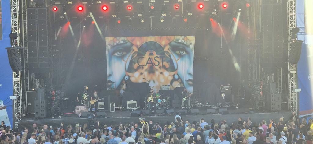 Here to see the Might <a href="/shedseven/">Shed Seven</a>  with <a href="/1fattwat/">Batfastard</a>, supported by the brilliant <a href="/castofficial/">Cast</a> and <a href="/Jakebugg/">Jake Bugg</a>, too night so far 👏👏