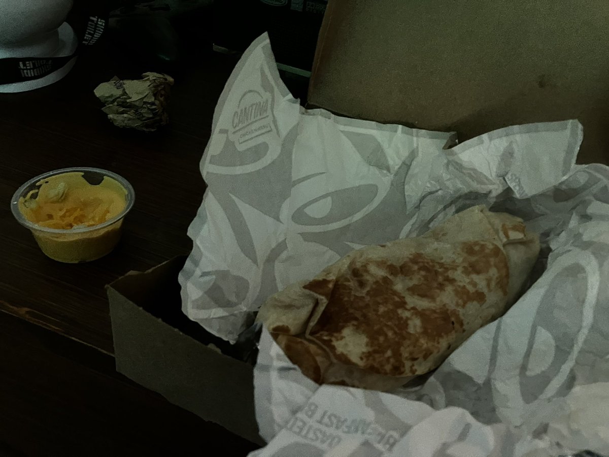 Itz_VarZity's tweet image. My Father Took Me To Taco Bell And He got some Food To Eat :3 This Is What’s Left of what I ate,,, Da Burritooo >:3
