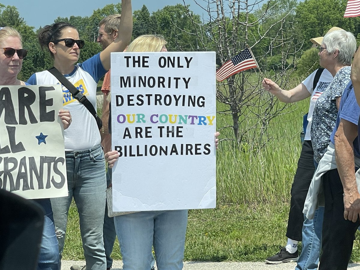Great to see hundreds of people show up for #NoKingsDay here in Brookfield. 

We the people are pissed off, and we want our country back! <a href="/WisDems/">Wisconsin Democrats</a> <a href="/Waukeshadems/">Waukesha County Dems🇺🇲</a>