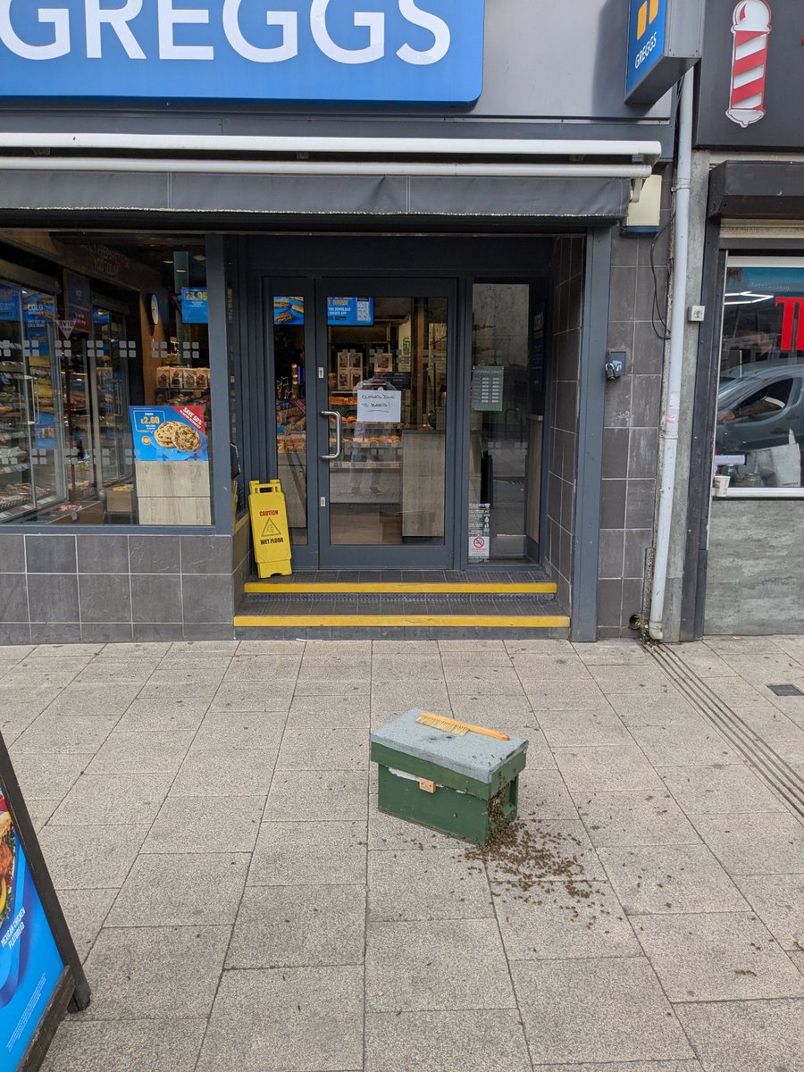 Telford Live! (@telfordlive) on Twitter photo Bee swarm closes Greggs in Telford telford-live.com/2025/06/bee-sw… Bee swarm closes Greggs in Telford telford-live.com/2025/06/bee-sw…