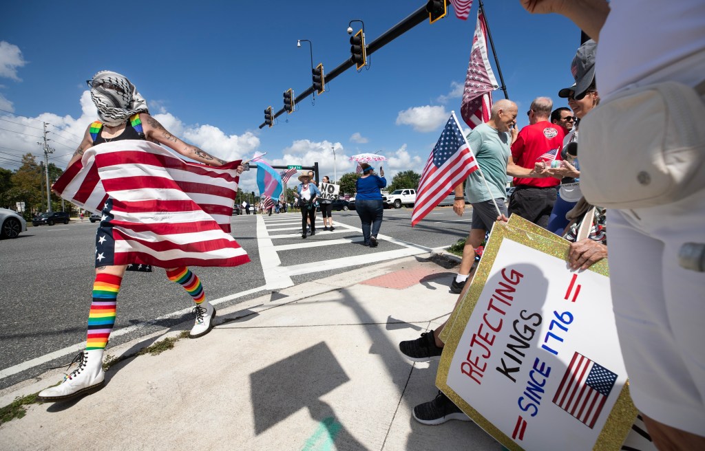 ‘No Kings Day’ protests draw thousands in Central Florida and throughout state trib.al/jpOTYVS