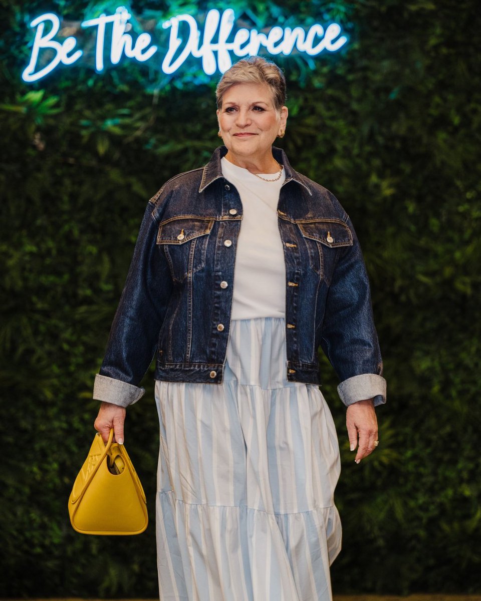 Kathy Catoe’s battle with ovarian cancer began in late 2017, facing challenges and severe reactions to chemo.

With her protocol adjusted, she completed treatment by May 2018, supported every step by her unwavering family.

#CancerSurvivor #OvarianHope