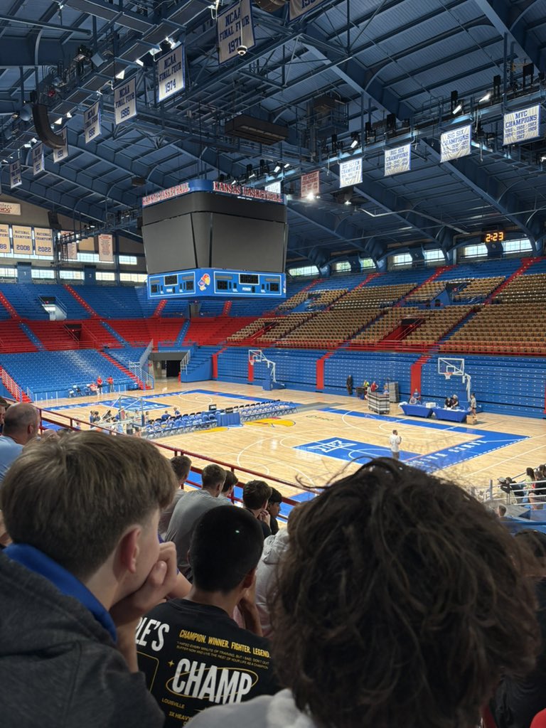 CHSBoysBball264's tweet photo. 16 guys got better at KU Camp this week! ! Very happy with how we played and continued to learn to improve! #FillTheReservoir #one264 https://t.co/YVyvtRedH3