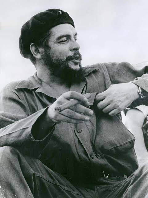 «Si son capaces de temblar de indignación cada vez que se comete una injusticia en el mundo, entonces somos compañeros».

Ernesto Che Guevara nació en este día en 1928. Sus ideas sobre la revolución y el socialismo siguen inspirando luchas por la liberación hasta el día de hoy.