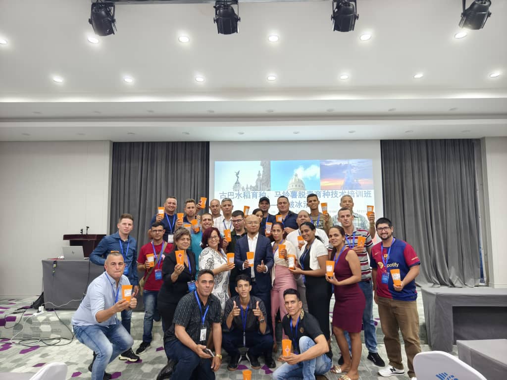 Adriana Ballester (@adrianabhdez) on Twitter photo Desde la #RPChina reportan los colegas del sistema <a href="/MinagCuba/">Ministerio de la Agricultura de Cuba</a> que están en el curso de Arroz y papa libre de virus. Éxitos en la misión. <a href="/GTelce/">Telce Abdel Gonzàlez</a> <a href="/YdaelB/">Ydael Pérez Brito</a> Desde la #RPChina reportan los colegas del sistema <a href="/MinagCuba/">Ministerio de la Agricultura de Cuba</a> que están en el curso de Arroz y papa libre de virus. Éxitos en la misión. <a href="/GTelce/">Telce Abdel Gonzàlez</a> <a href="/YdaelB/">Ydael Pérez Brito</a>