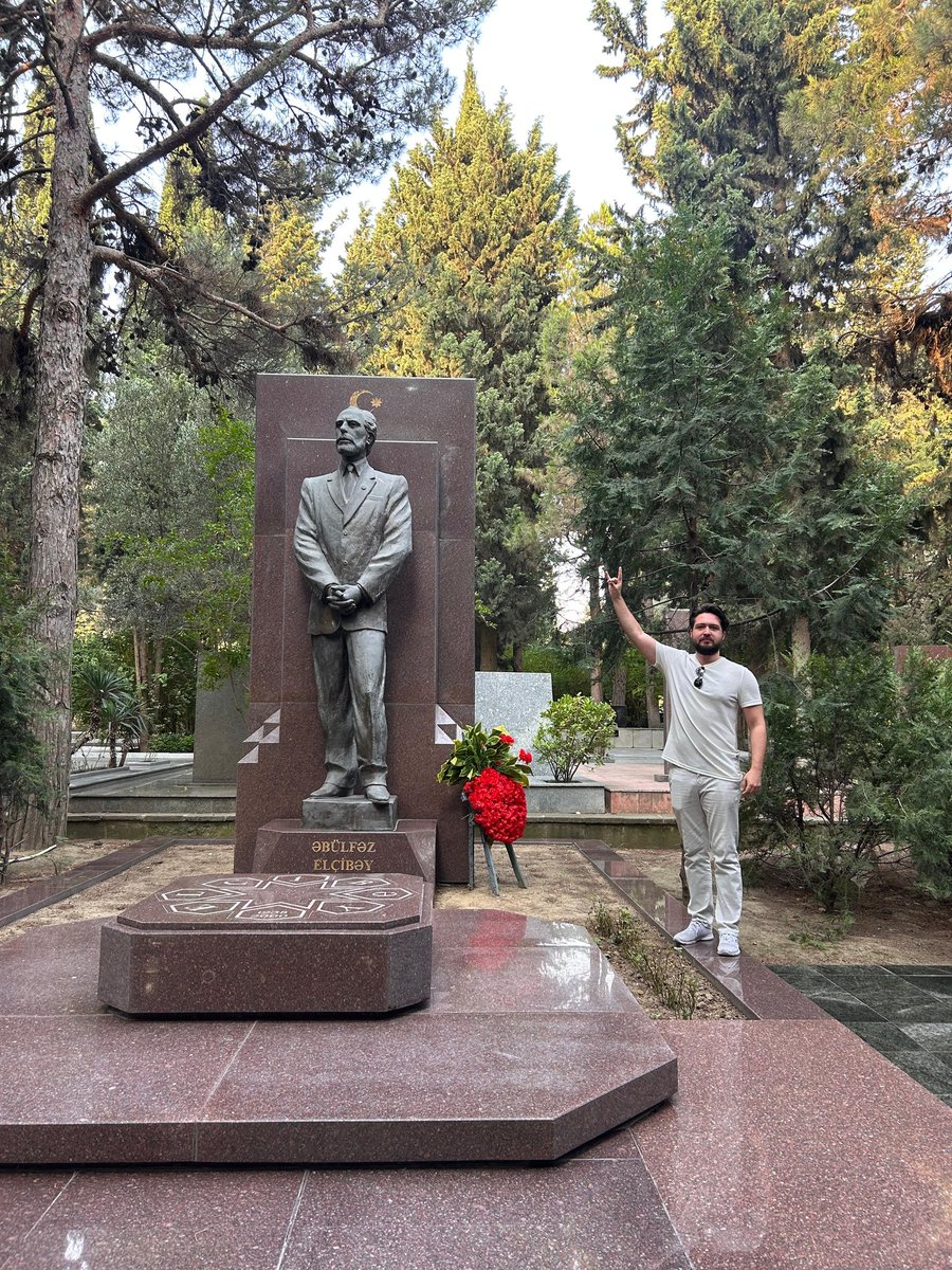 Ebulfez Elçibey:

 “Türk değilim” diyene karşı sakın ısrar etmeyin. Allah’ın bahşettiği şerefi istemeyen şerefsize biz zorla şeref verecek değiliz"