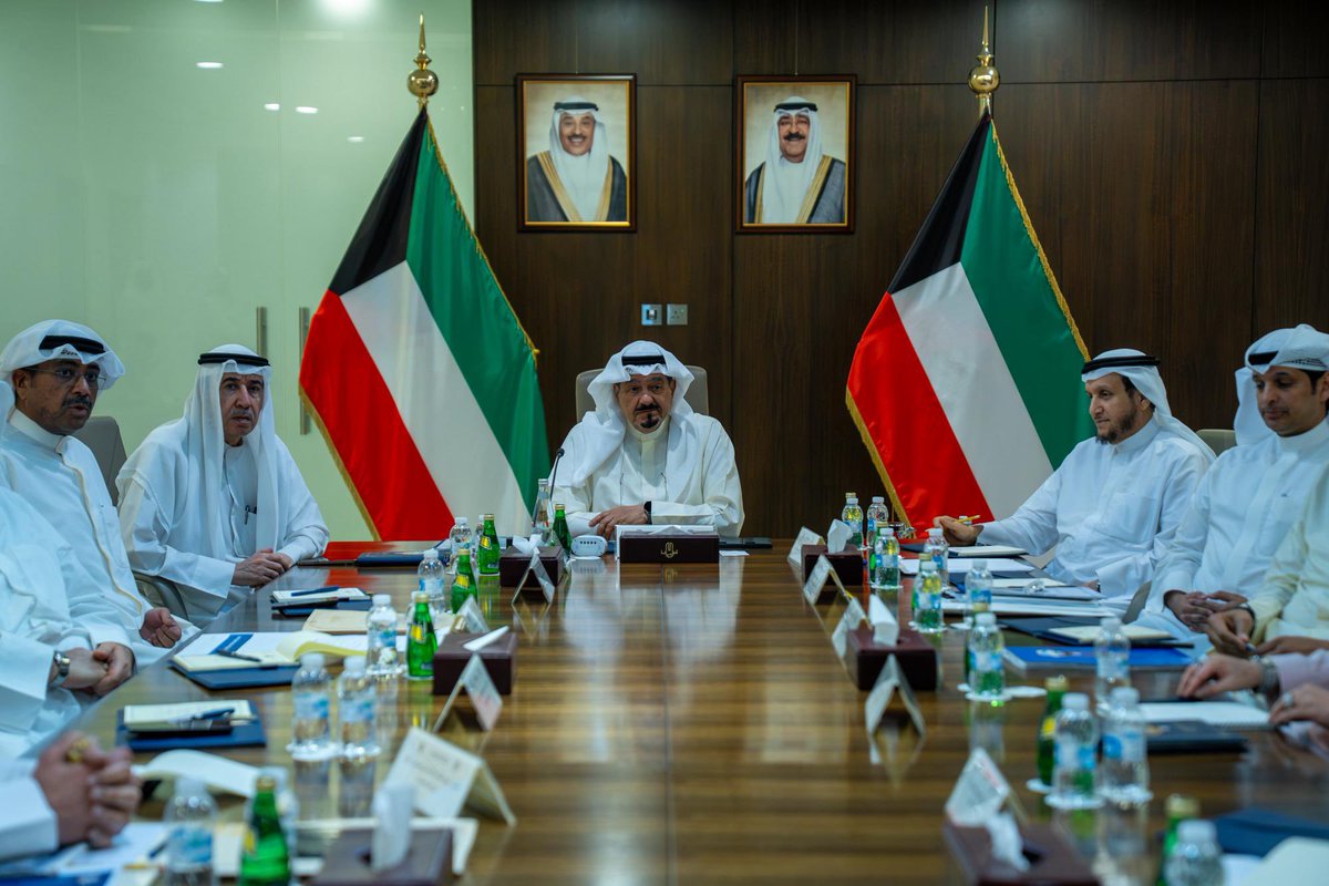 سمو الشيخ أحمد عبدالله الأحمد الصباح رئيس مجلس الوزراء يترأس اجتماعا لمجلس الدفاع الأعلى في قصر بيان

- استعرض المجلس أبرز التطورات والمستجدات الإقليمية واستمع إلى شرح قدمه الوزراء وكبار المسؤولين حول الاستعدادات الأمنية والتدابير الاحترازية

- أكد تأمين الخدمات الأساسية وتوفير