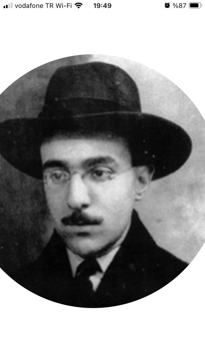 .🕊📚En çok anlamak yoruyor bizi.
Yaşamak, düşünmemektir.
#FernandoPessoa

Bir Pus Gibi İçimde
İçimde beni saran ve hiç olan
Bir özlem var hiçliğe
Bir istek belirsiz bir nesleye
Sanki sis gibi
Sanki sis gibi sarıp sarmalamış beni
Ve küllükteki cigaramın  ucunda.
#FernandoPASSOA💙