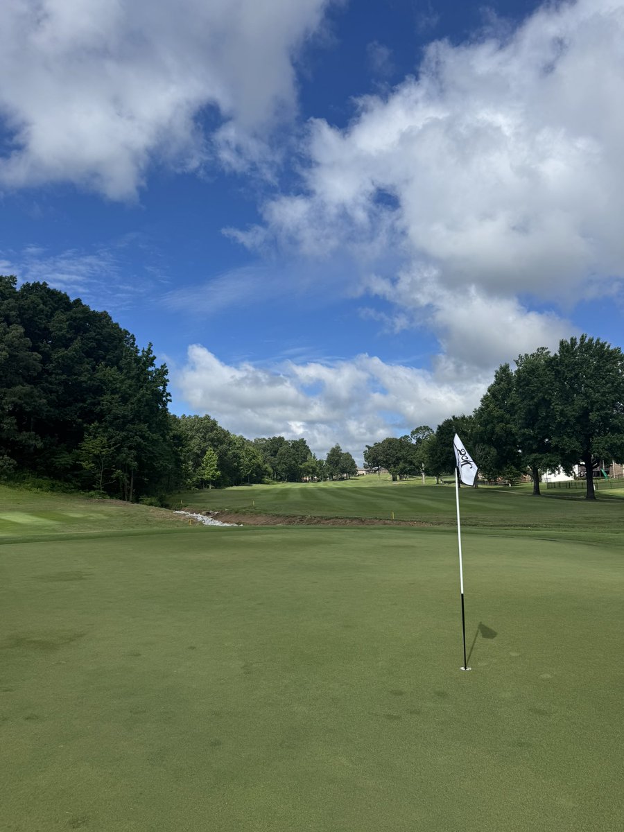 68shooter's tweet photo. Nice day for golf. Starting to warm up, so early tee times are key. 18 walked in 3:10. 17,000 steps there and back.
#WhatsThatSignSay
#HowBoutAFresca
#DontYouHaveHomes
#ILikeYouBetty https://t.co/gx12s4veyF