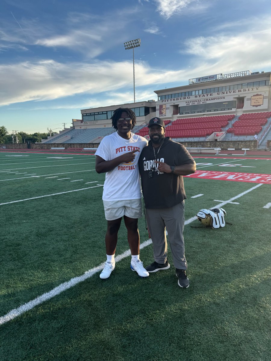Joewashington67's tweet image. I had a great time @GorillasFB thank you for the invite! @CoachTEverett @PSchrater @Buck_James212 @CHSCoachD @GagePrice55