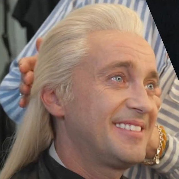 EiProfeta's tweet photo. Tom Felton no fue capaz de controlar la emoción al ponerse la peluca para interpretar a Draco Malfoy 14 años después. Imposible no quererle. https://t.co/pvfsVLu1g6