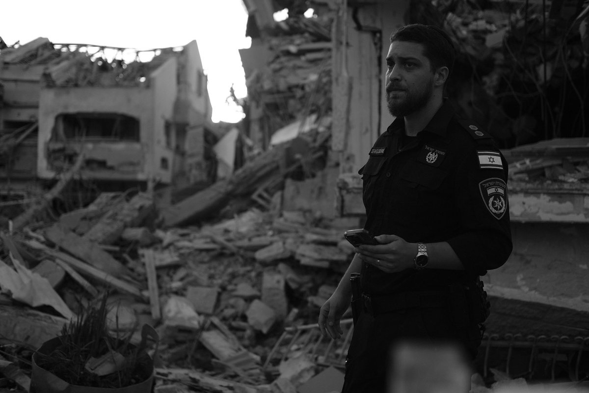 XperienceHumans's tweet image. The aftermath of an Iranian ballistic missile strike in central Israel.