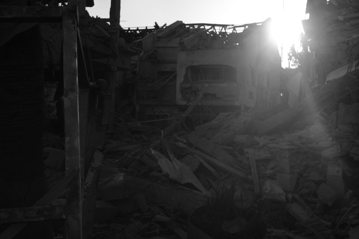 XperienceHumans's tweet image. The aftermath of an Iranian ballistic missile strike in central Israel.