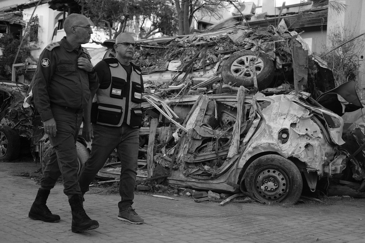 XperienceHumans's tweet image. The aftermath of an Iranian ballistic missile strike in central Israel.