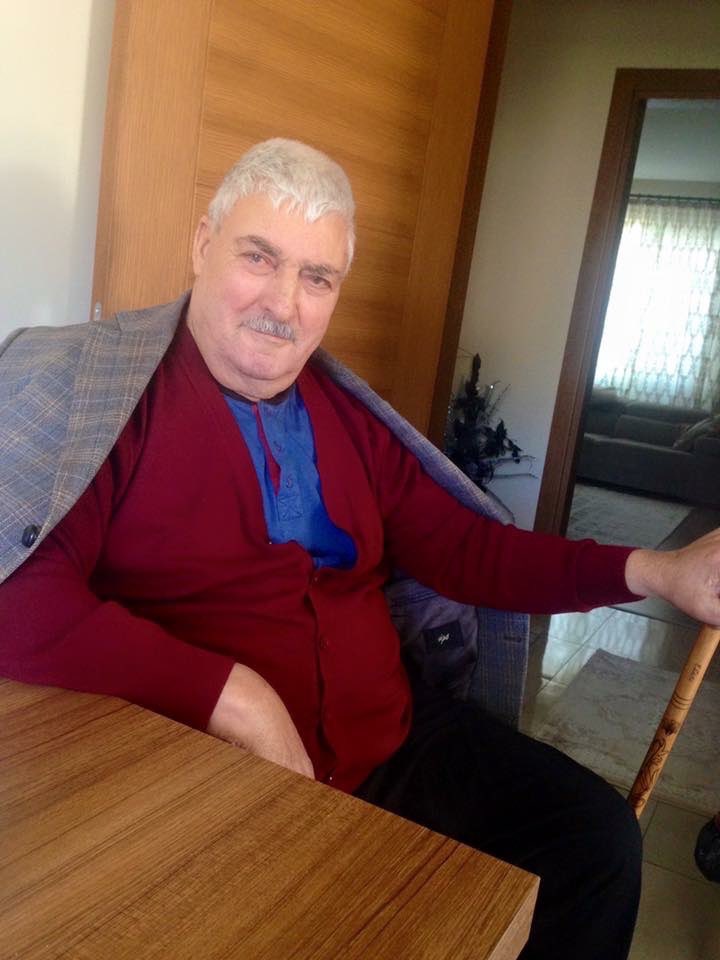 Onurlu, haysiyetli, namuslu ve devletine bağlı bir adamdı babam…
Hayatı boyunca doğruluktan sapmadı, eğilmedi, bükülmedi.
Bize yalnızca bir soyadı değil; dik durmayı, adam gibi adam olmayı miras bıraktı.
Bizim neslimizi yetiştiren böyle babalardı.
Az konuşan ama sözünün ağırlığı