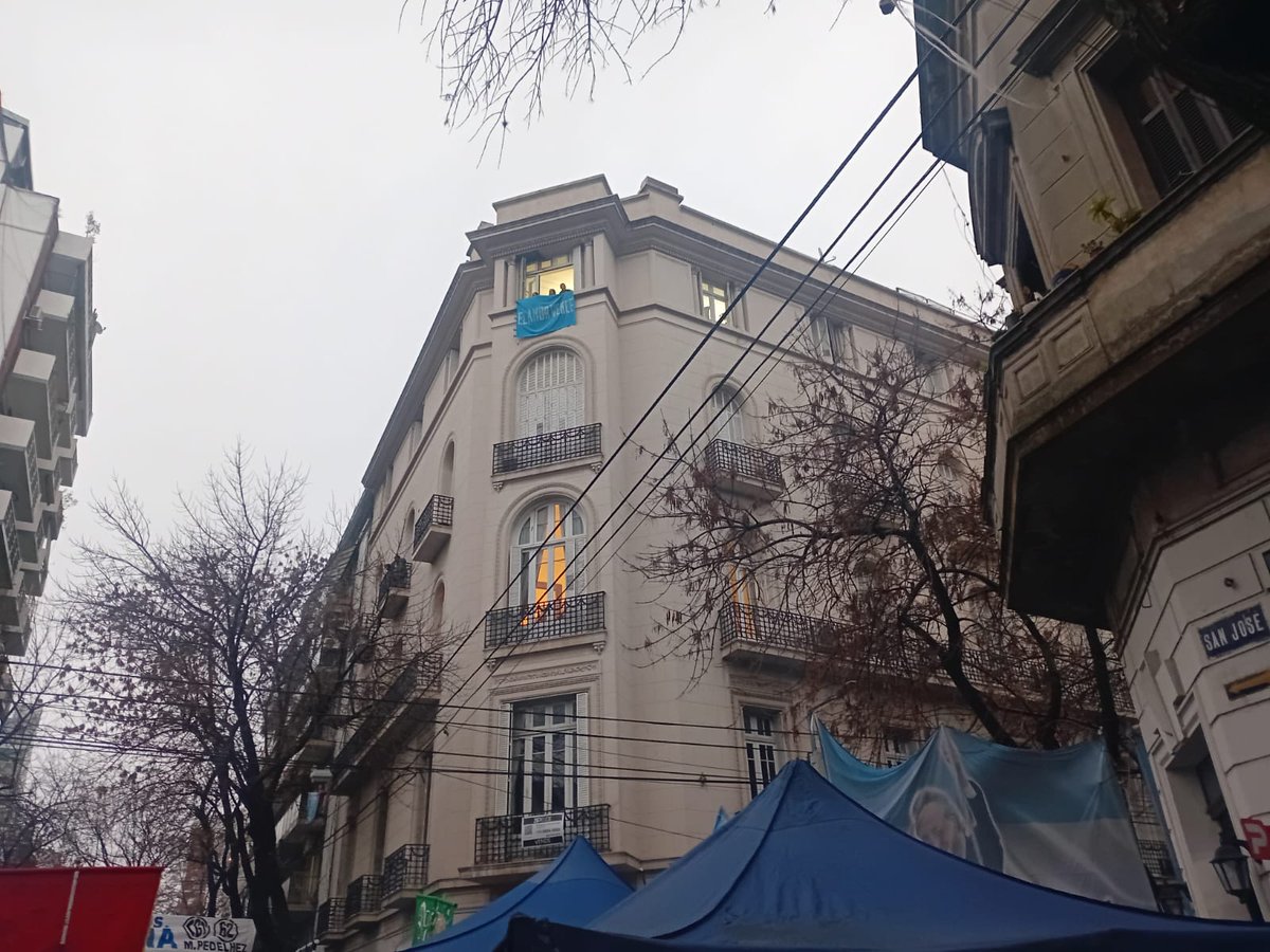 RachelHolway's tweet photo. La vecina del 4to piso , mi amiga hace mas de 30 años ,Alicia Escot ,pintora , escultora , hizo el cartel y lo puso en su ventana
#ElAamorVence
Omnia vincit amor
@CFKArgentina
#CristinaLibre https://t.co/PvV4qyvCqq