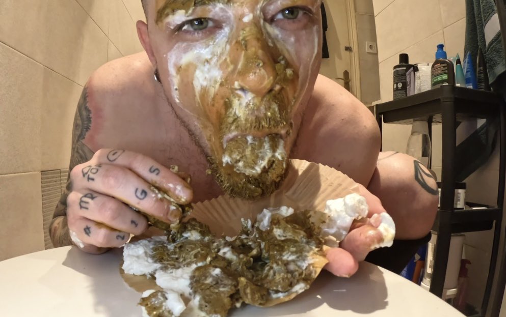 🎂💩 Making a shitty cake🎂💩

Wearing knee-high socks, I unleashed this monster, poured whipped cream on it, and stuck my face inside 🤤🐷

🔗 SCATBOOK.COM/RANDYDARK 

#scat #man #fetish