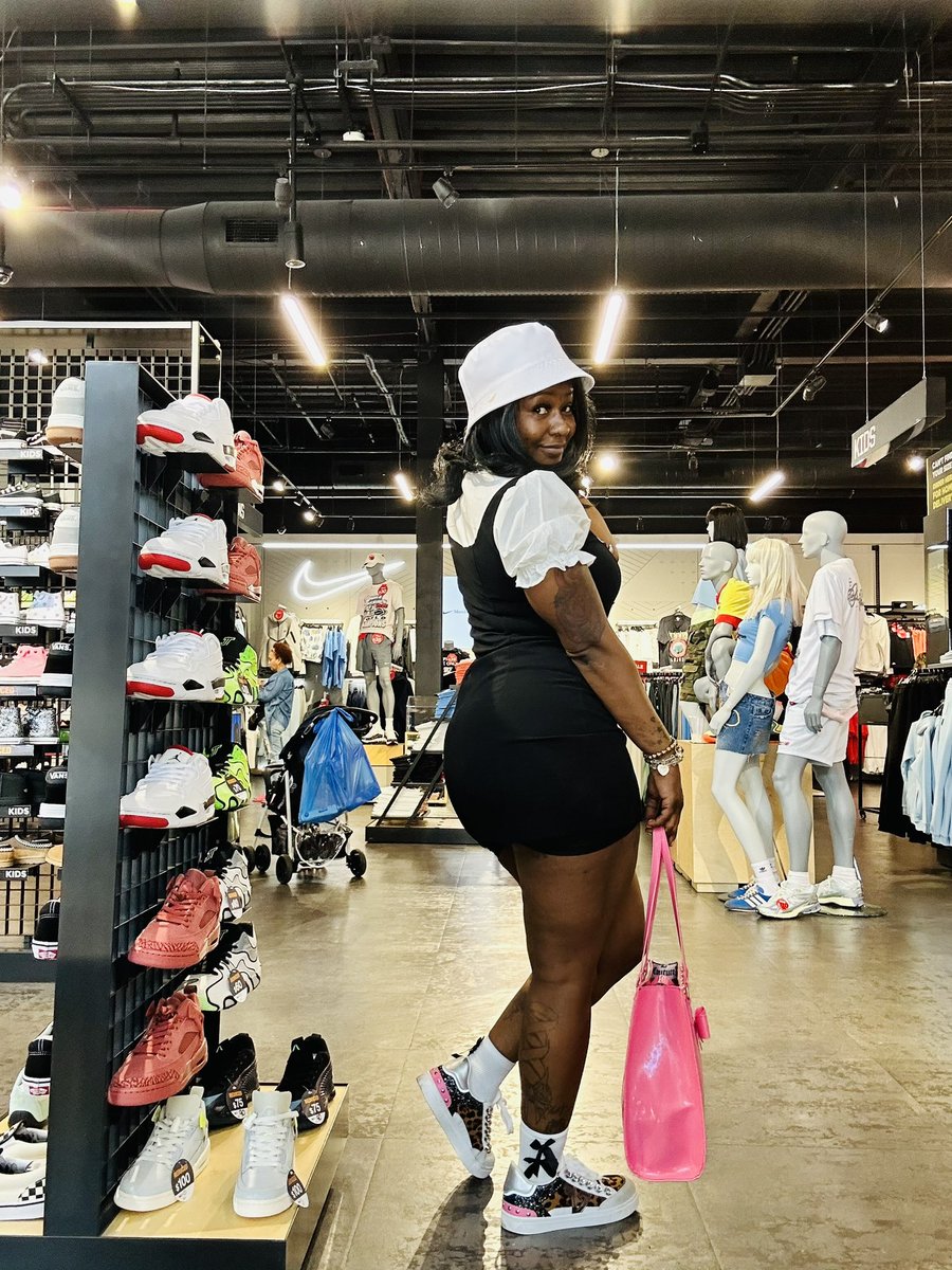 DaRealKittenz's tweet photo. Hey Yall 😊🥰🤓 https://t.co/ugKG90ORpE