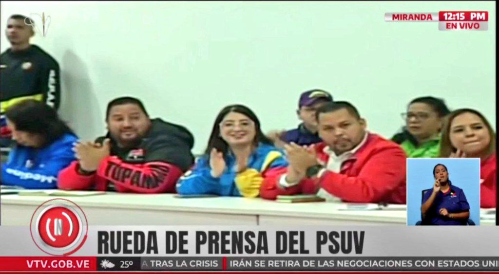 #EnFoto 📸 🔴⚫|| Nuestro camarada <a href="/WBenavides_MRT/">Williams Benavides</a> Sec. General Nacional, dijo presente en rueda de prensa dónde <a href="/dcabellor/">Diosdado Cabello R</a> Secretario General del partido <a href="/PartidoPSUV/">PSUV</a> anunció los candidatos y candidatas de la revolución bolivariana para las elecciones del #27Jul.

#ComunaONada