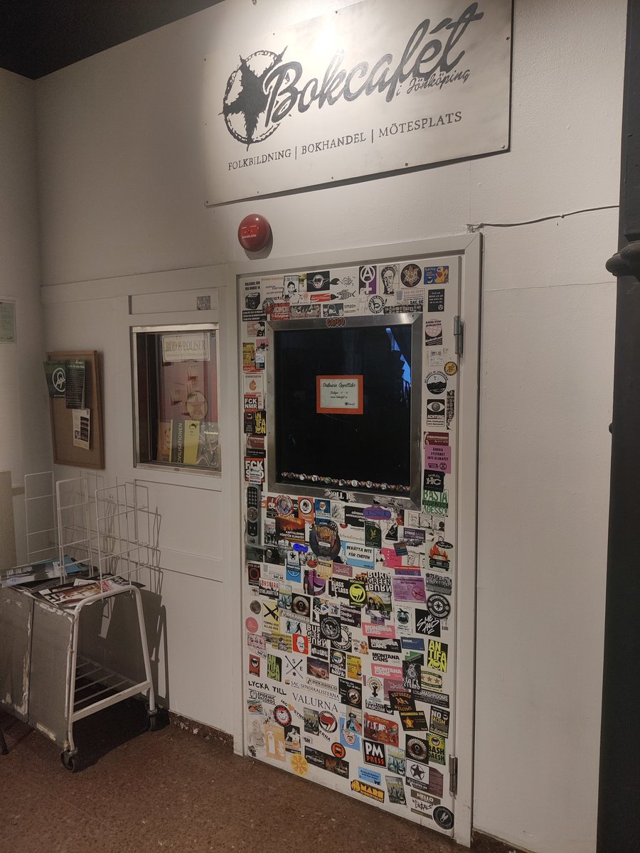 Många klassiska klibbor på denna dörr.