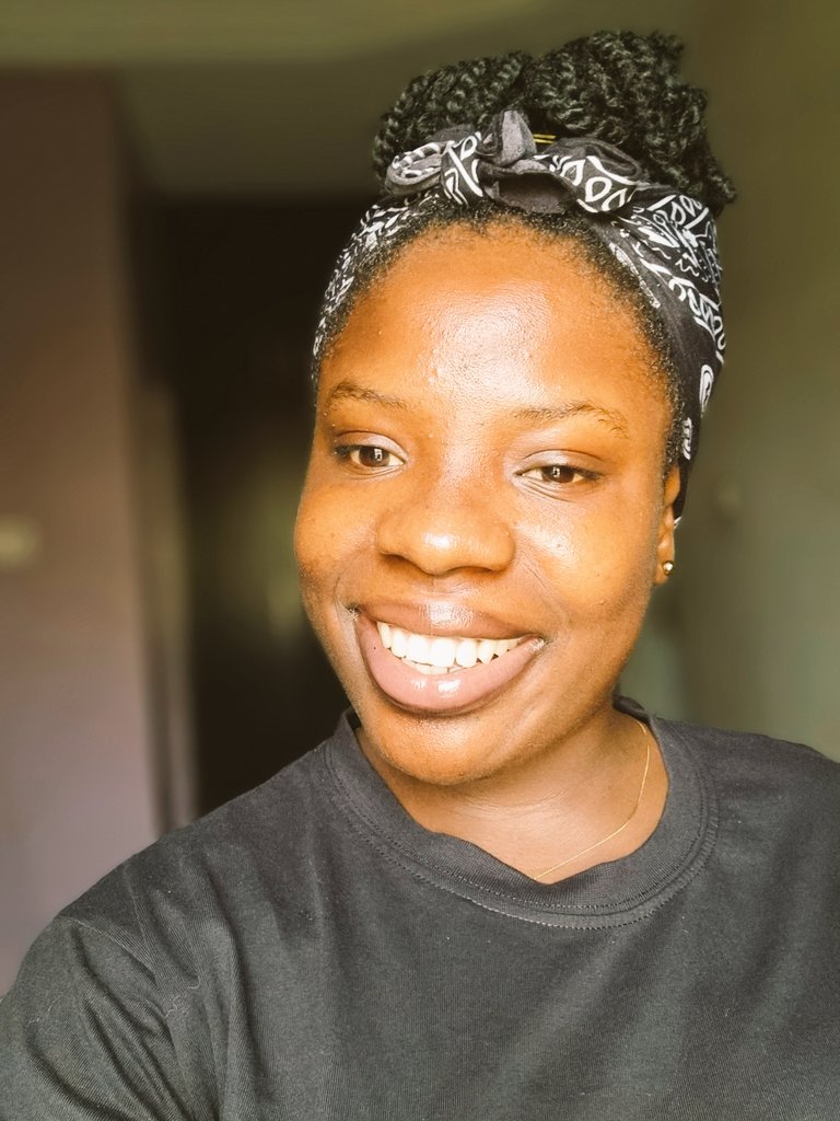 de_Estty's tweet photo. Swollen face but looking pretty in btw🥰 https://t.co/cnuX2oFWlx