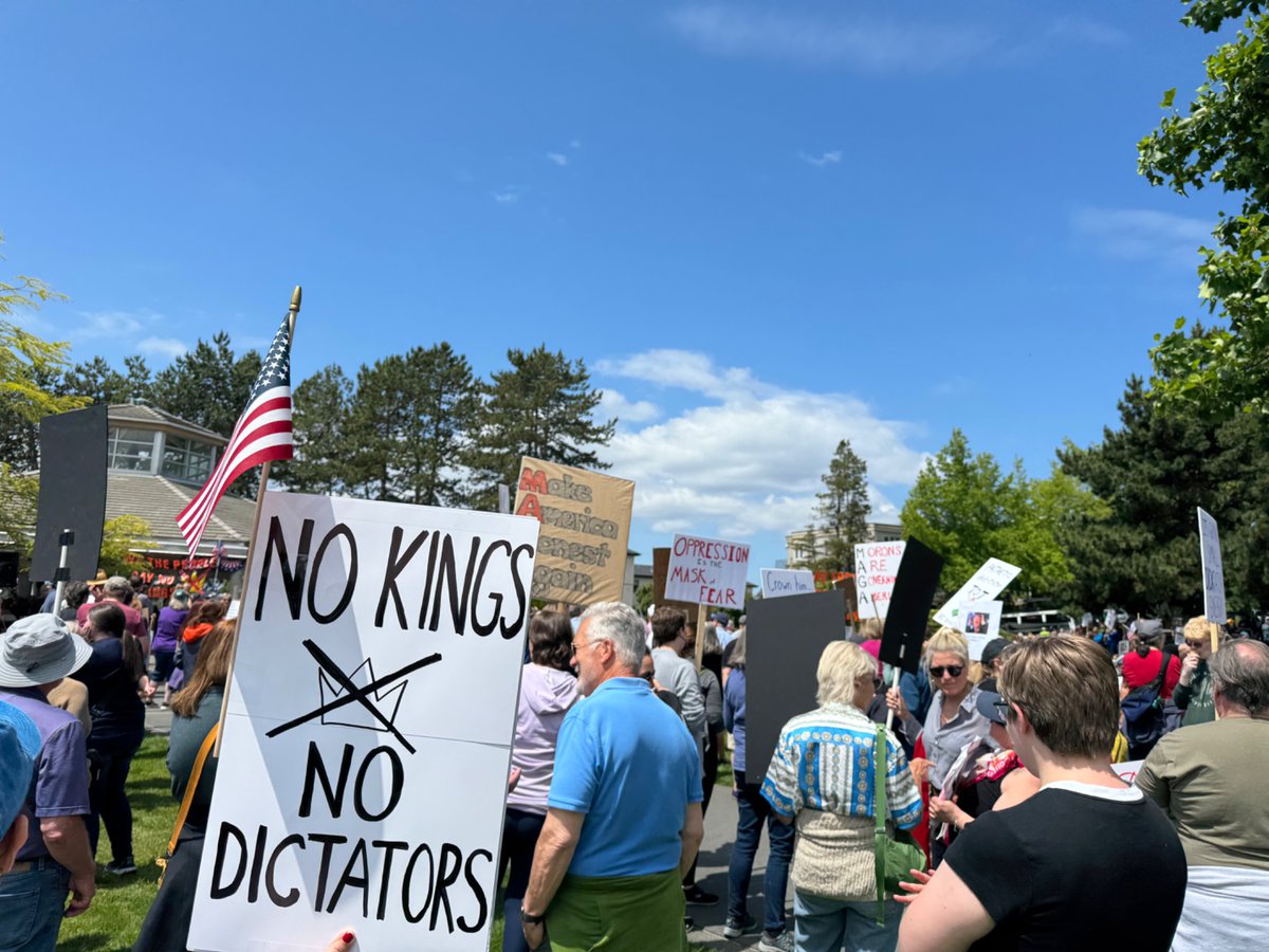 csgreen's tweet photo. #NoKings in Kirkland WA https://t.co/wFBnmuMDXM