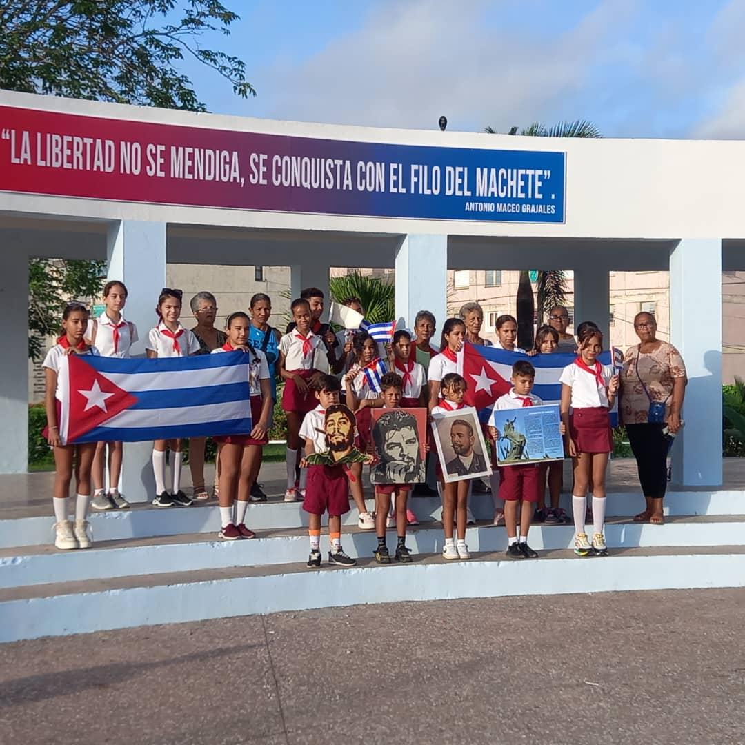 Aunque nacidos en épocas diferentes Maceo y Che han dejado entre los cubanos una huella indeleble.@YosbelLima <a href="/dmesantaclaravc/">DGE Santa Clara</a> <a href="/dmesantaclaravc/">DGE Santa Clara</a> <a href="/CubaMined/">MINED</a>