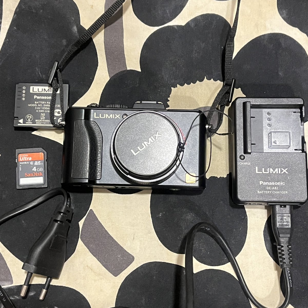 mijikub's tweet photo. Lumix lx5 เลนส์ leica 🌺 รุ่นฮิต♥️

แฟลชสวย โทนฉ่ำ เบลอผิว 
เต็มระบบ ถ่ายวิดิโอเสียงชัด ภาพชัด
บอดี้สวยมาก สภาพสวยสุดๆ มีฝาครอบเลนส์

🍥สิ่งที่ได้รับ เมม4gb แบตแท้ ที่ชาร์จแท้

3990.- ส่งฟรี

 #กล้องดิจิตอลมือสอง #กล้องดิจิตอล #ส่งต่อกล้องดิจิตอล #กล้องมือสอง #ส่งต่อกล้อง https://t.co/NthVB4PAlP