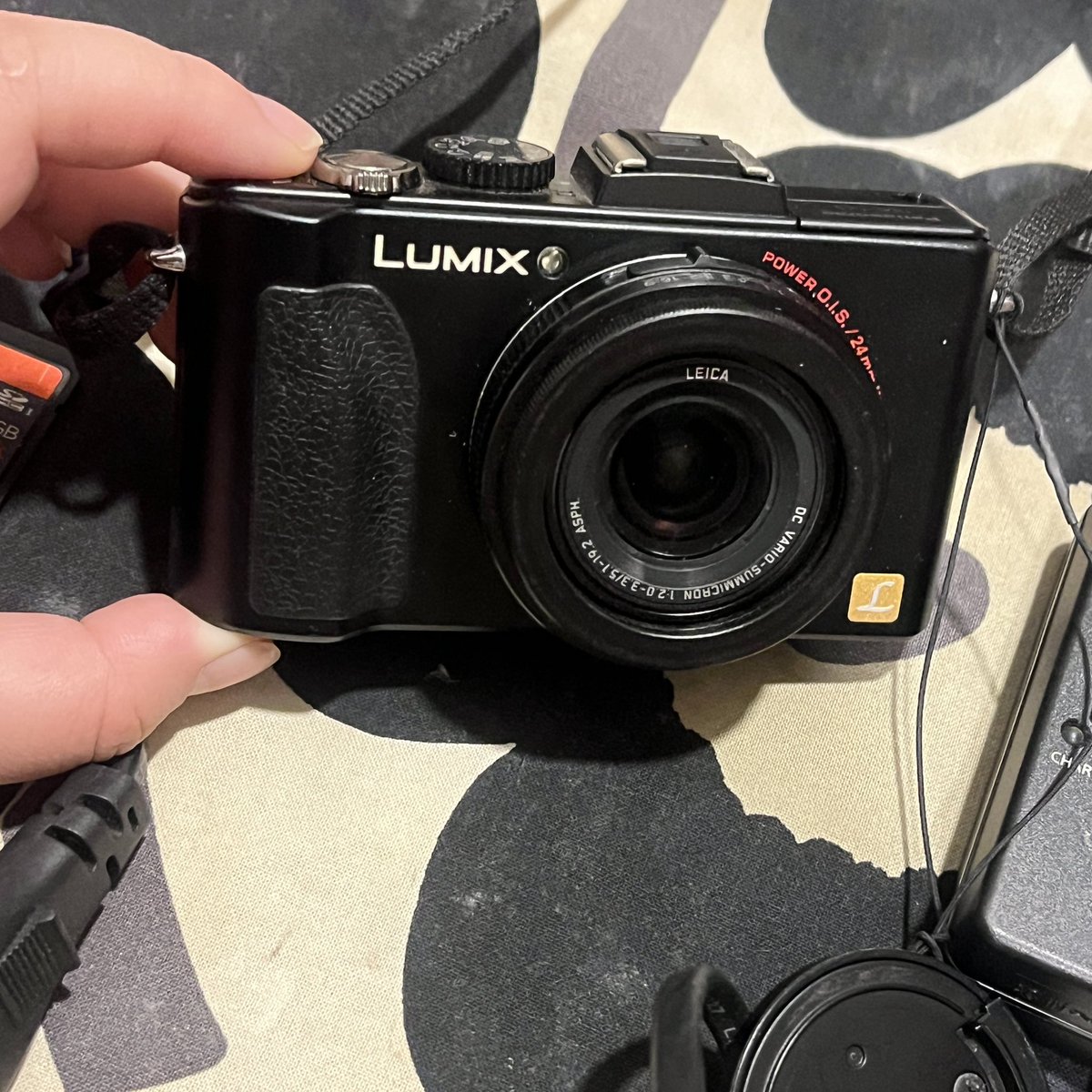 mijikub's tweet photo. Lumix lx5 เลนส์ leica 🌺 รุ่นฮิต♥️

แฟลชสวย โทนฉ่ำ เบลอผิว 
เต็มระบบ ถ่ายวิดิโอเสียงชัด ภาพชัด
บอดี้สวยมาก สภาพสวยสุดๆ มีฝาครอบเลนส์

🍥สิ่งที่ได้รับ เมม4gb แบตแท้ ที่ชาร์จแท้

3990.- ส่งฟรี

 #กล้องดิจิตอลมือสอง #กล้องดิจิตอล #ส่งต่อกล้องดิจิตอล #กล้องมือสอง #ส่งต่อกล้อง https://t.co/NthVB4PAlP