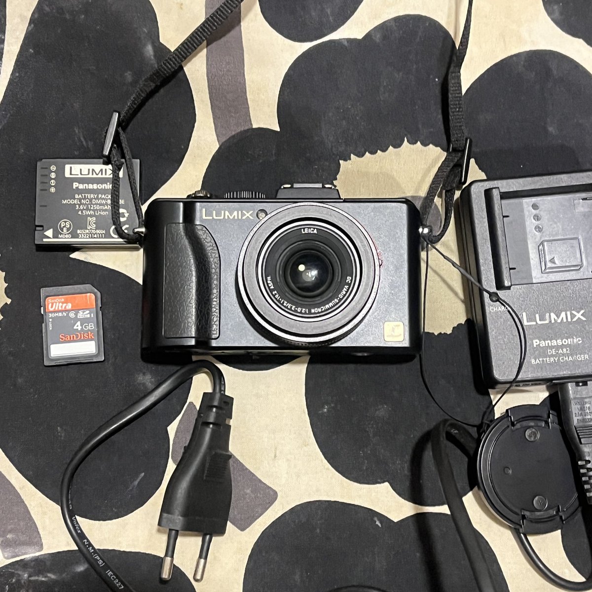 mijikub's tweet photo. Lumix lx5 เลนส์ leica 🌺 รุ่นฮิต♥️

แฟลชสวย โทนฉ่ำ เบลอผิว 
เต็มระบบ ถ่ายวิดิโอเสียงชัด ภาพชัด
บอดี้สวยมาก สภาพสวยสุดๆ มีฝาครอบเลนส์

🍥สิ่งที่ได้รับ เมม4gb แบตแท้ ที่ชาร์จแท้

3990.- ส่งฟรี

 #กล้องดิจิตอลมือสอง #กล้องดิจิตอล #ส่งต่อกล้องดิจิตอล #กล้องมือสอง #ส่งต่อกล้อง https://t.co/NthVB4PAlP