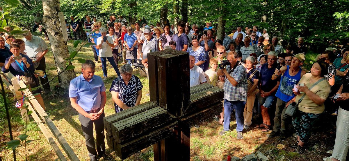 Ob breznu/fojbi Zalesnika nad Novo Gorico je danes, kot resnični prispevek k Ev. prestolnici kulture, prvič potekala spravna sv. maša in lep kulturni program ob 80 letnici partizanskih pomorov več kot 950 Goričanov v tem in drugih breznih.. 
A ker ni bilo Nike Kovač ali Jenulla -