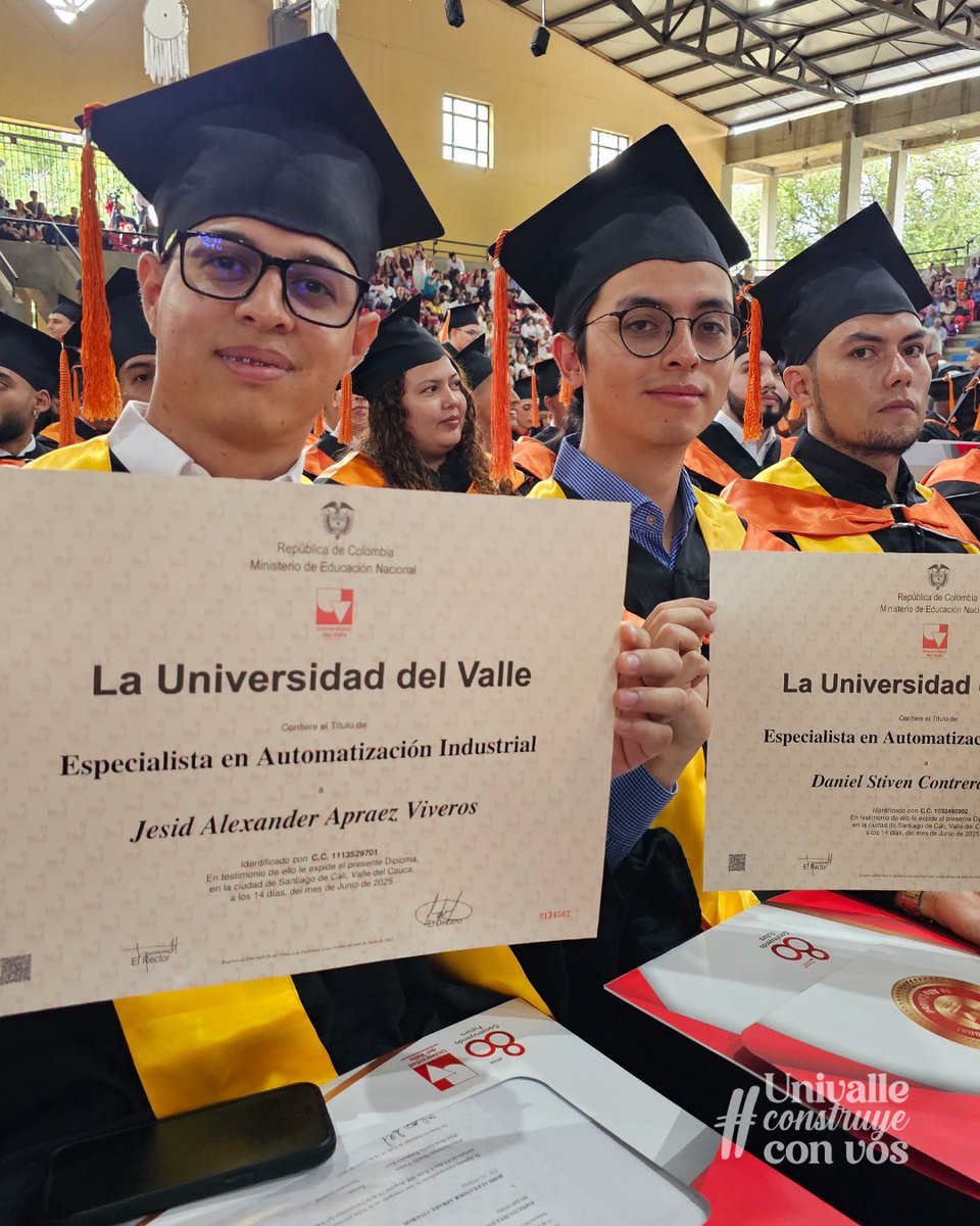 🎓 En la primera jornada de la ceremonia de grados los nuevos egresados de las facultades de piscología, socioeconomía, educación y pedagía, salud, derecho y ciencia política e ingeniería levantaron orgullosos sus diplomas 🫶🏽 Compartimos su felicidad y la de sus familias ✨