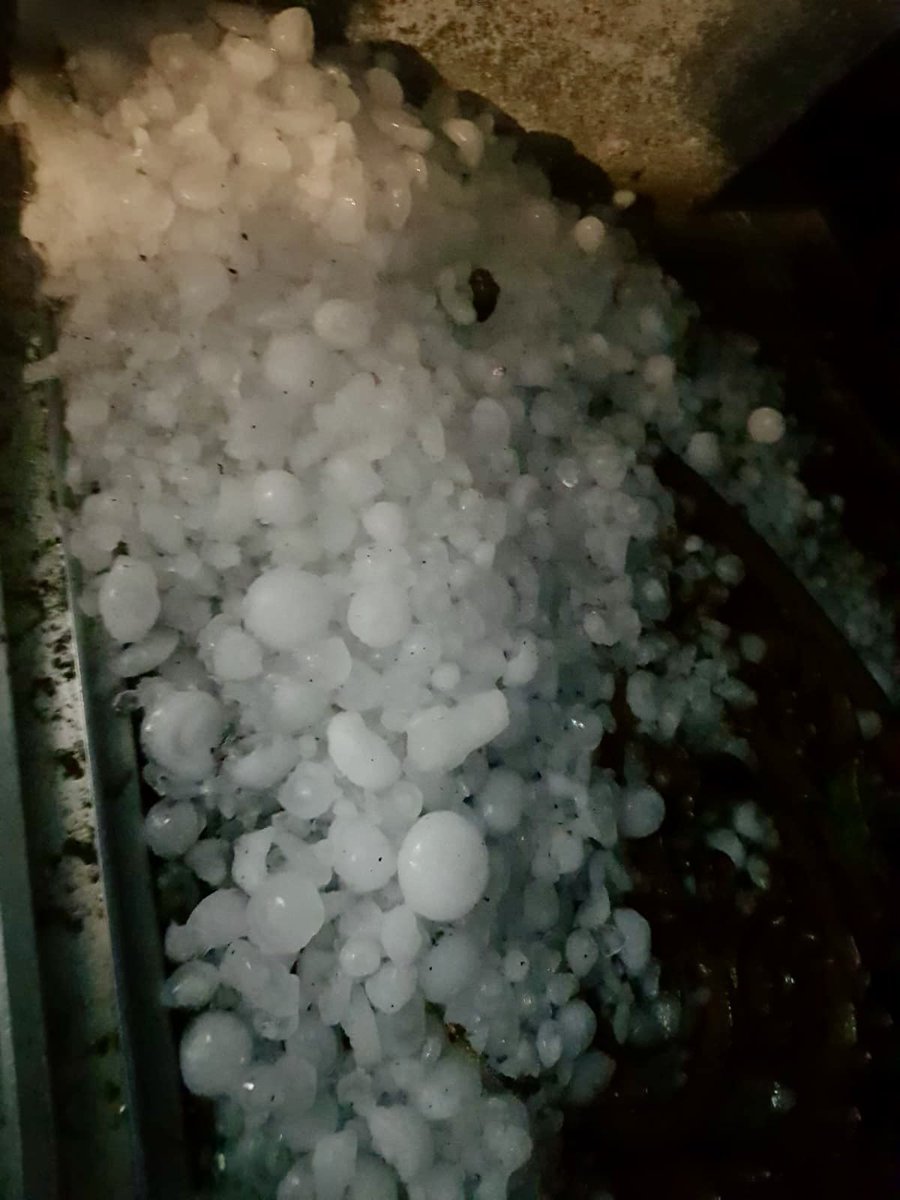 🌩️Après les inondations d’octobre dernier un énorme orage de grêle a frappé le village d’Orsonville vendredi soir de très nombreux dégâts: vérandas explosé , velux cassés, toitures percées, des dizaines de voitures endommagées,  et les cultures de nos  agriculteurs abîmées😡